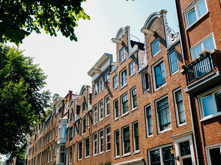 Karakteristieke huurwoningen in een Nederlandse straat