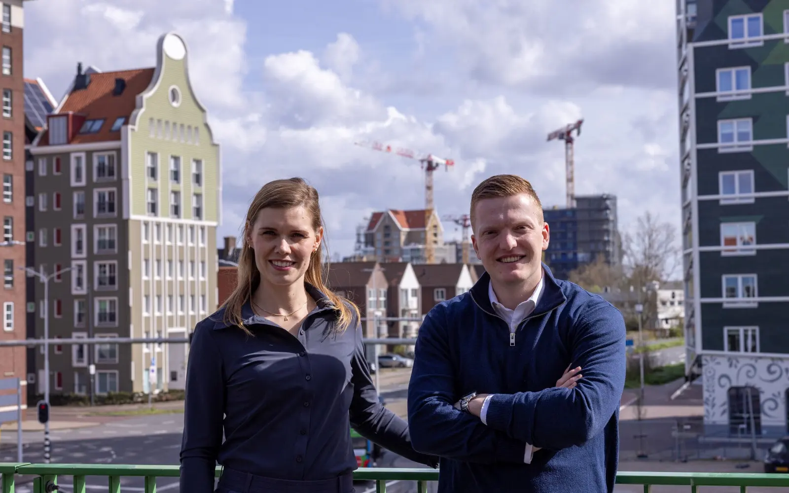 Stan Duinmeijer en een collega van Subsidie Expertise bij een bouwproject