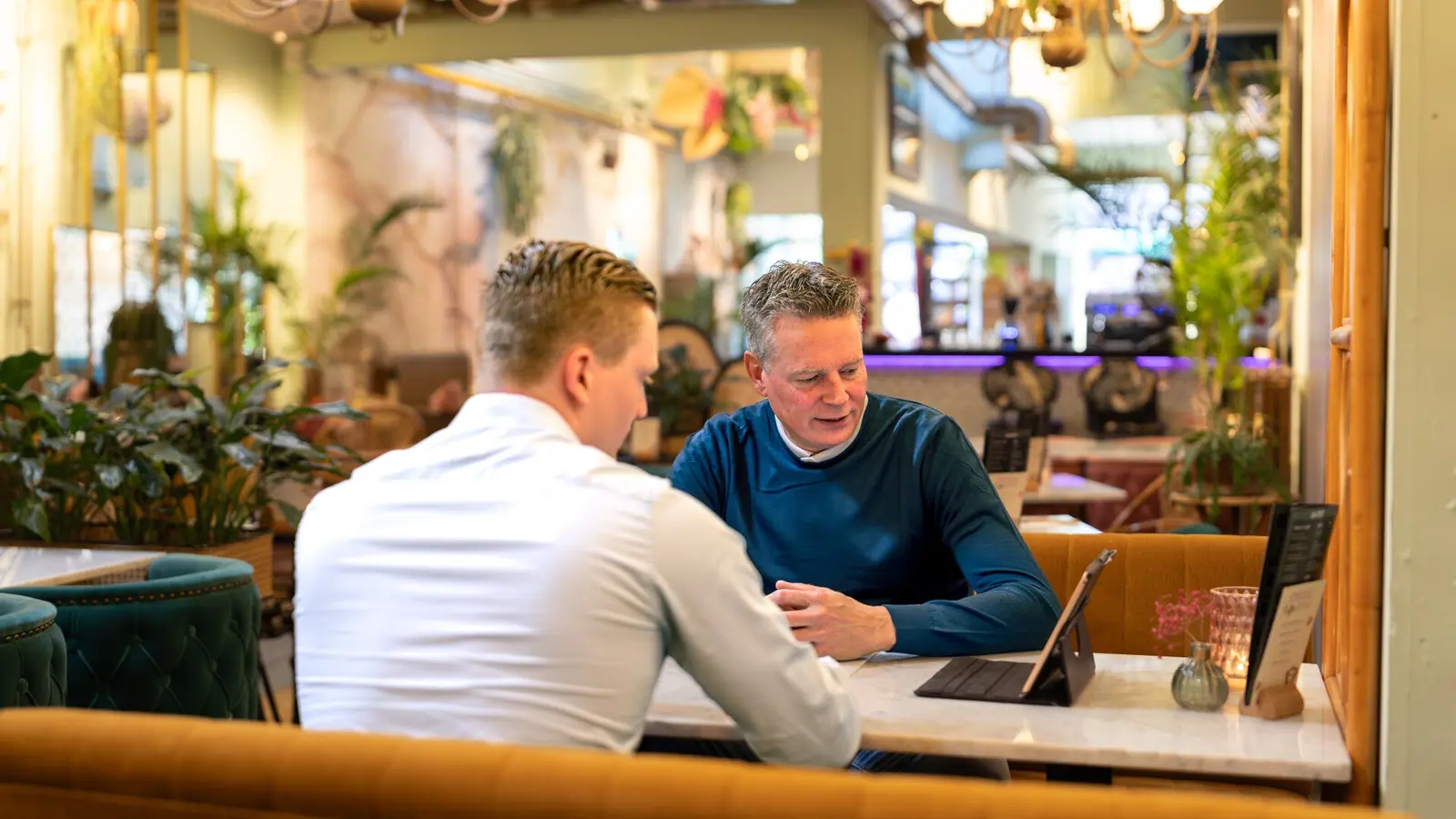 Twee mensen in gesprek over verduurzaming