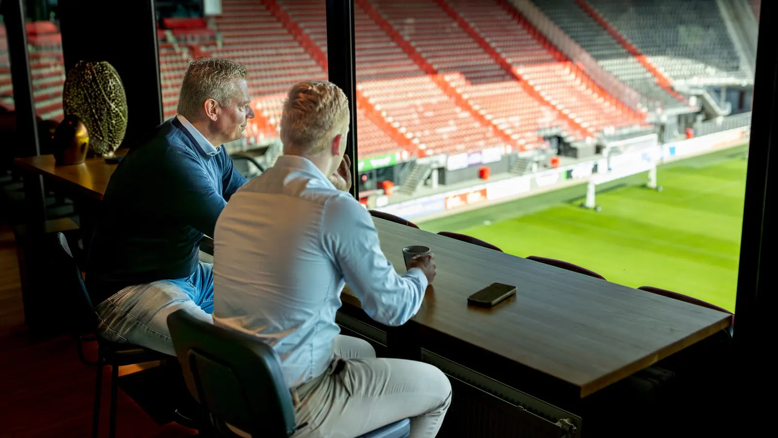 Stan Duinmeijer bespreekt een project met een opdrachtgever