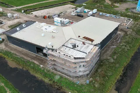 Nieuw bedrijfspand van Cas Pronk Bouwgroep in aanbouw