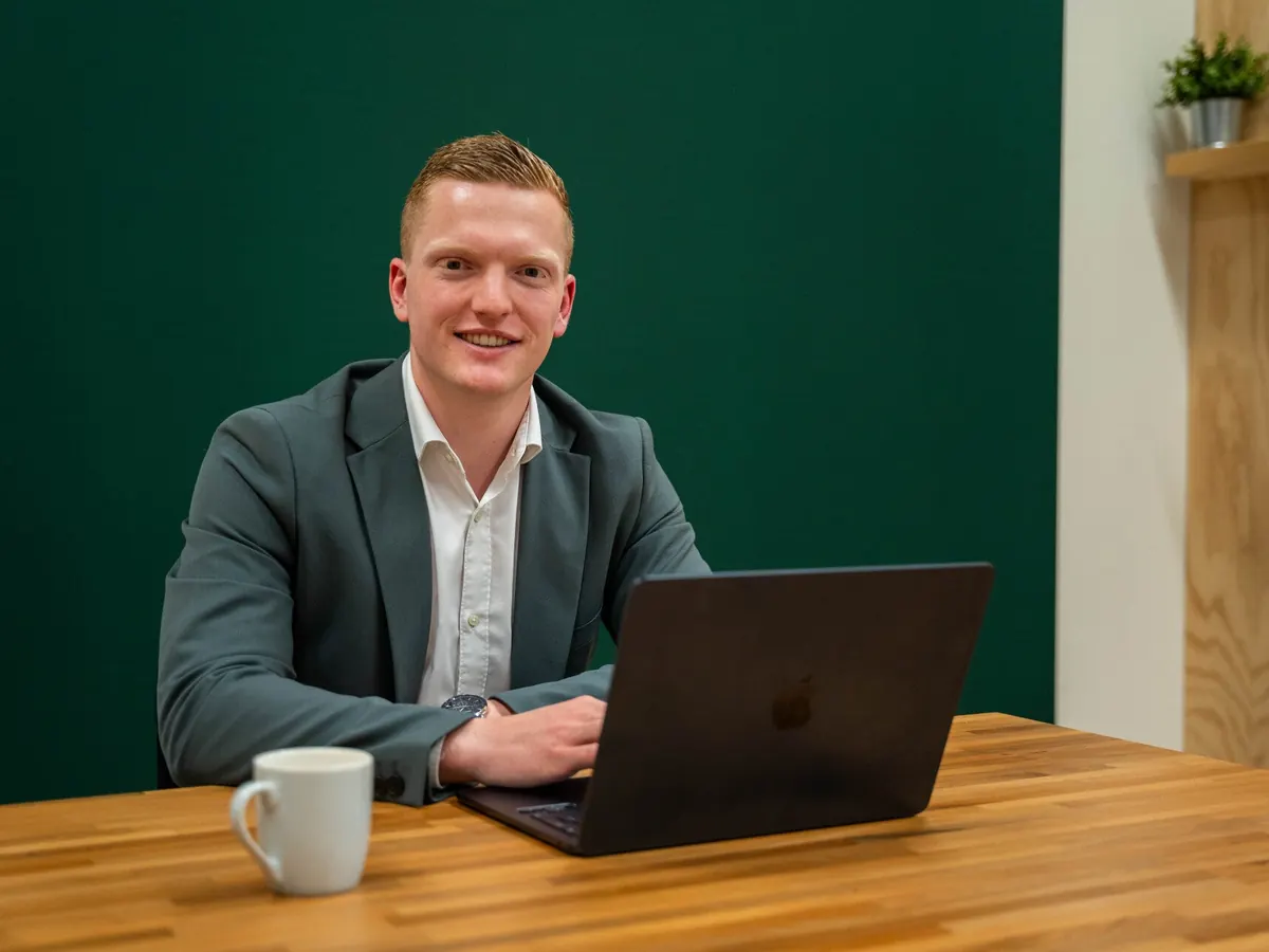 Stan Duinmeijer aan zijn bureau